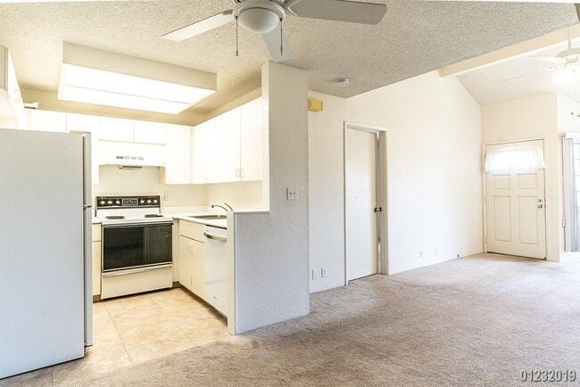Building Photo - 2BR/2BA/2PKG UPPER LEVEL TOWNHOUSE (CROSS ...