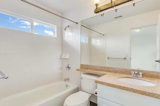 Building Photo - 520 Lunalilo Home Rd