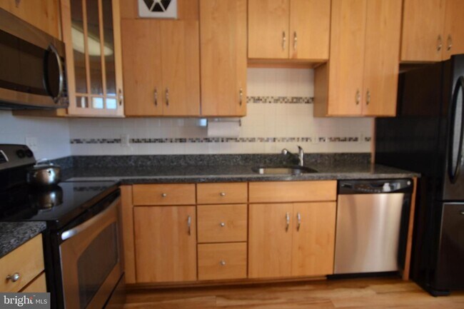 Building Photo - 15101 Interlachen Dr