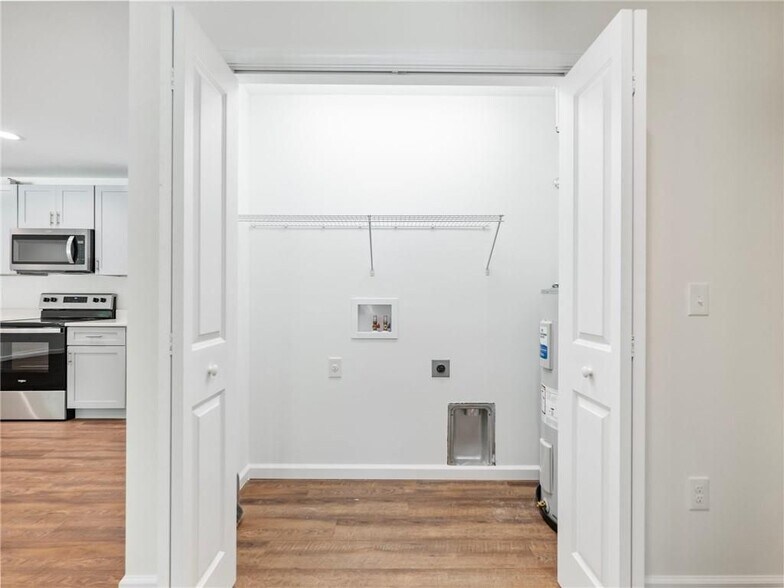 Building Photo - 8079 Beachwood Dr