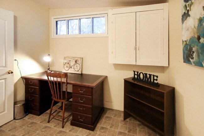 Building Photo - Daisy Creek Cottage: Fully Furnished 2bd/1ba, Fenced Yard, Utility Fee $300