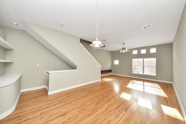 Building Photo - 8715 Meadowcroft Dr
