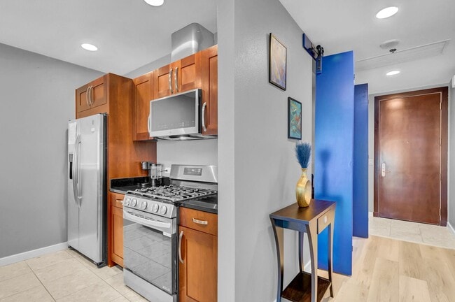 Building Photo - Fully Furnished 2 Bedroom 2 Bath High Rise with Strip Views