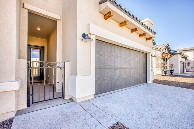 Building Photo - Beautiful East side House 4 bed-2.5 baths, part of The Overlook Casa Club that includes Swimming ...