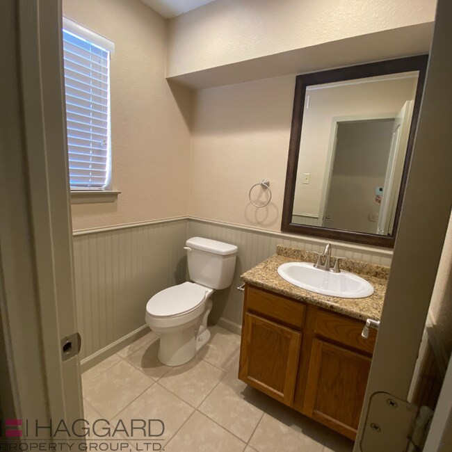 Building Photo - 3 bedroom 2.5 bathroom Duplex