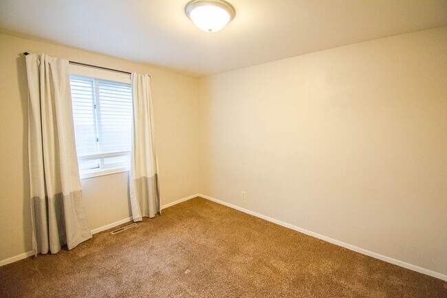 Building Photo - Ranch-style home with great fenced yard & patio!