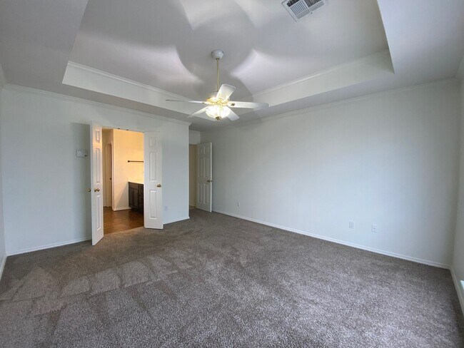 Building Photo - Great location with easy highway access.