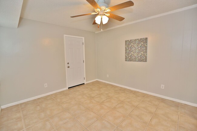 Building Photo - MUST SEE! Charming 3-Bedroom Townhome in Thoroughgood! 1-Car Attached Garage!