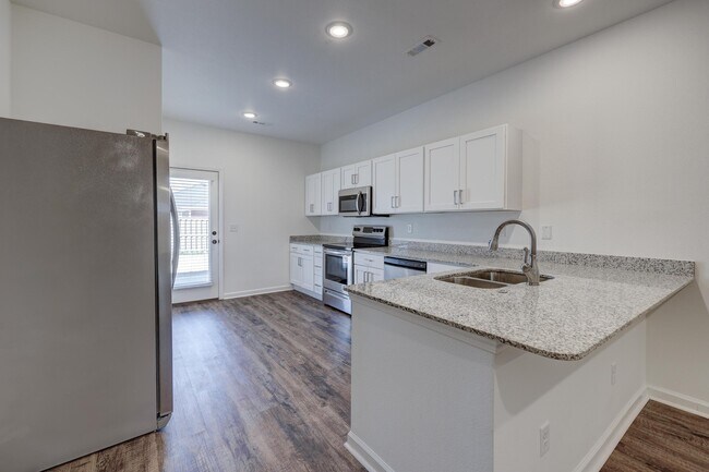 Building Photo - 707 Short Leaf Ln