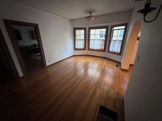 Building Photo - 6448 Benvenue Ave