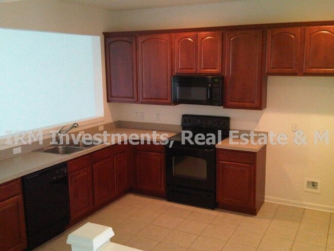 Building Photo - 3 bed 2.5 bath townhome with 1 car garage