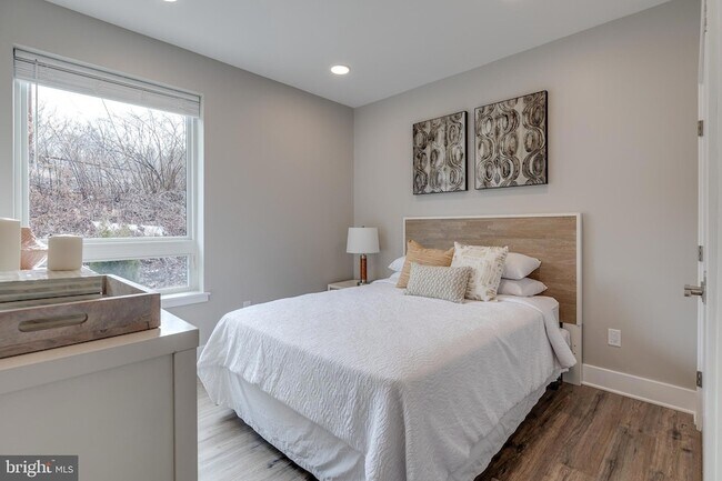 Building Photo - 1952 Bryn Mawr Ave