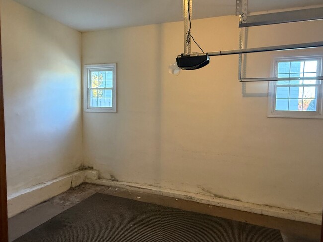 Building Photo - One Level Home! 3or 4 bedroom 1 bath with extra-large den, garage and extra storage on almost an ...