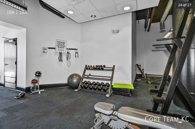 Building Photo - 320 W 7th St