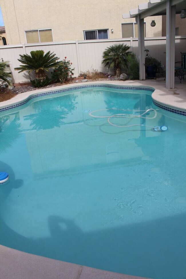 Building Photo - BEAUTIFUL 4 BEDROOM HOME WITH A POOL!