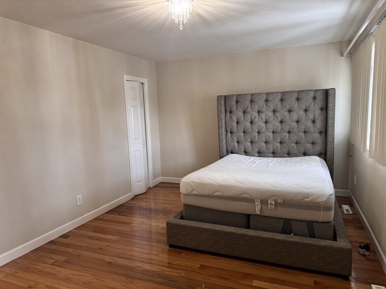 Building Photo - 489 Madison Dr