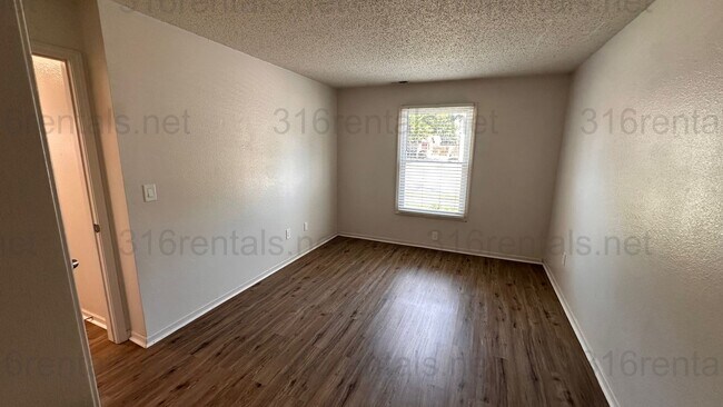 Building Photo - $895- 2 bedroom 1 bath - Apartment located...