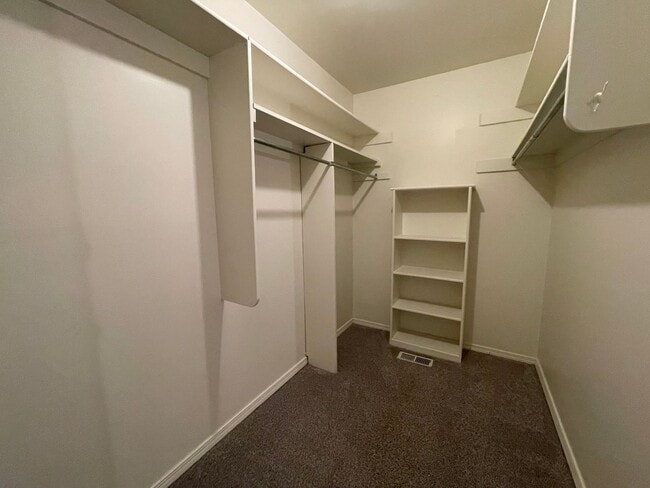 Building Photo - Move in ready! 3 bedrooms and 2 baths
