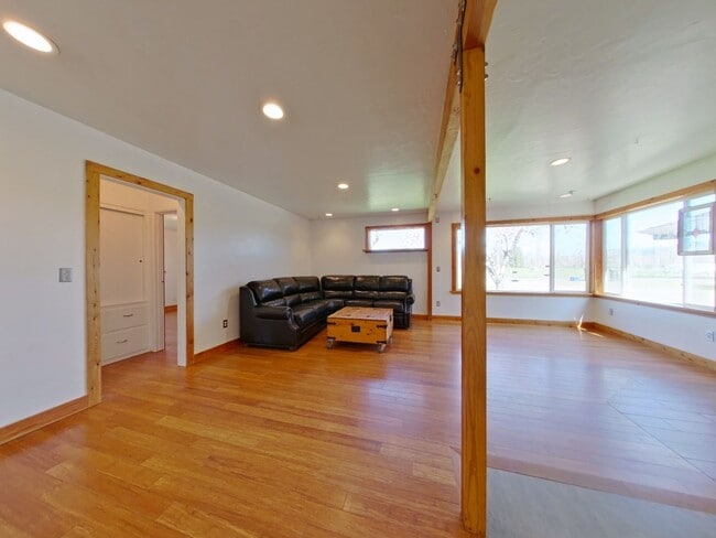 Building Photo - Charming & Updated 2-Bedroom Home with Uni...