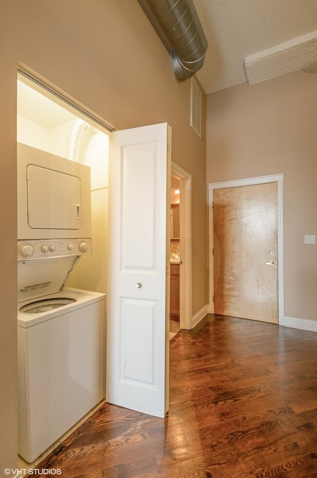 Building Photo - 4131 W Belmont Ave