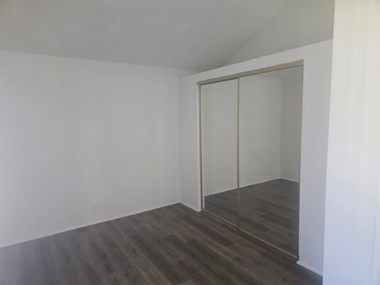 Building Photo - 371 N Oak St