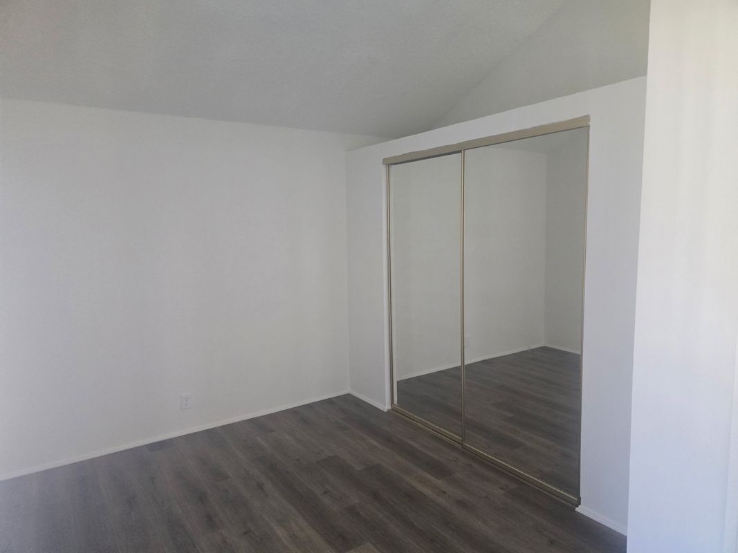 Building Photo - 371 N Oak St