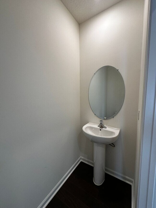 Building Photo - E. Morristown - 3 bed/2.5 bath home with g...