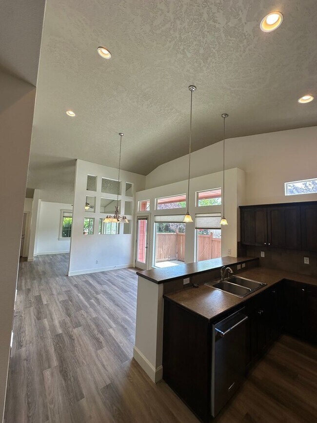 Building Photo - 3 Bedroom 2 Bath Home, New Paint, New LVP ...