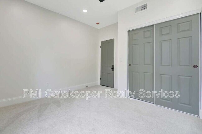 Building Photo - 3020 Daytona Ave