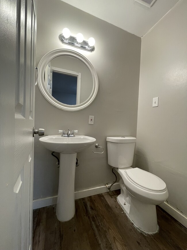 Building Photo - 611 Inglewood Dr