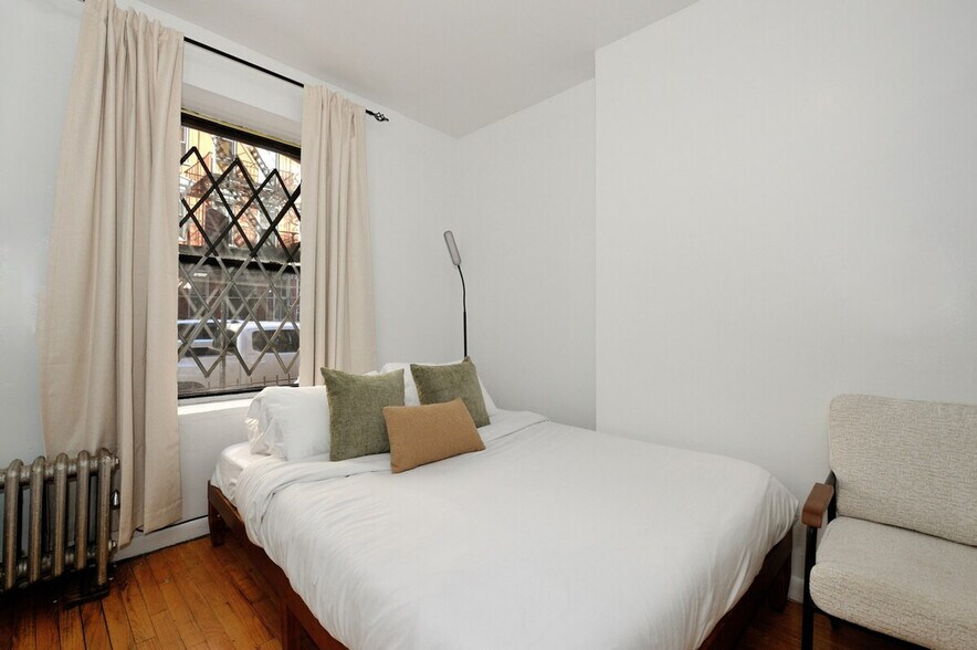 Building Photo - 422 W 56th St