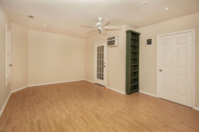 Building Photo - Cute house in Sherman for lease