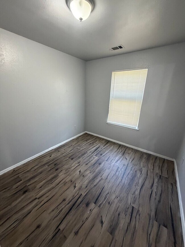 Building Photo - 5104-5106 Chapman St