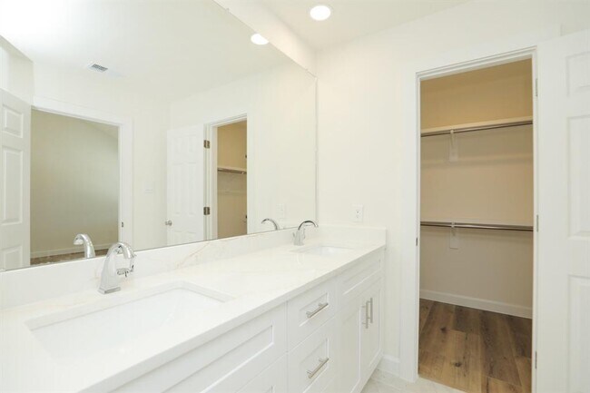 Building Photo - 2050 Augusta Dr