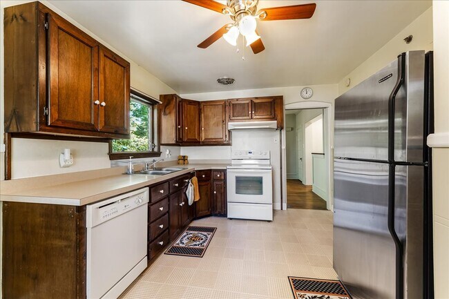 Kitchen - 909 10th Ave