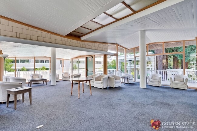 Building Photo - Updated 1 Bedroom Condo with Oversized Private Patio in Prime Mountain View Location