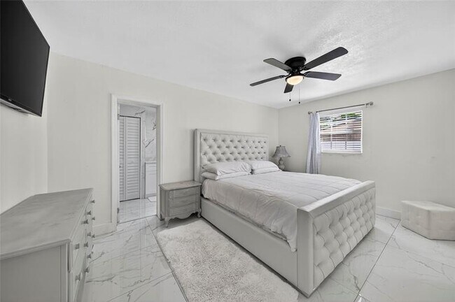 Building Photo - 19621 NW 11th Ct