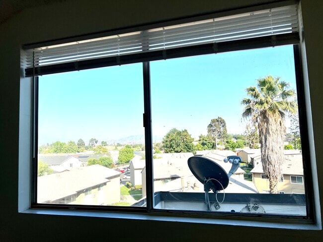 Building Photo - 11150 Glenoaks Blvd