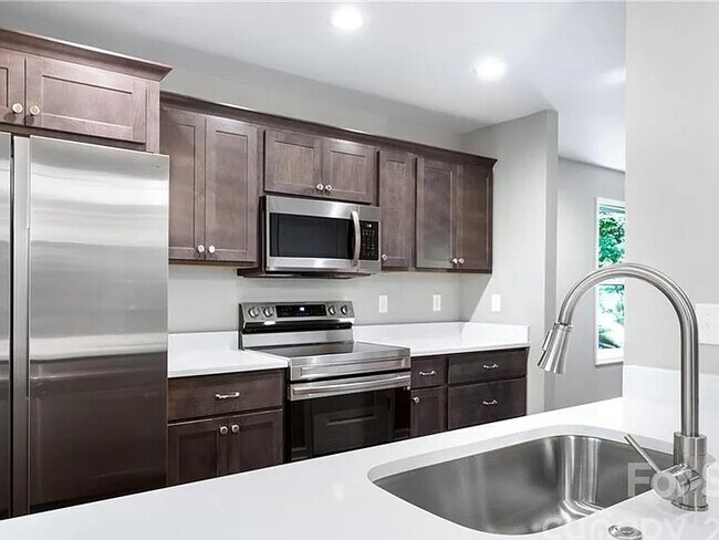 Building Photo - 10 Beryl Ct