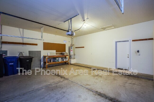 Building Photo - 940 S Silverado St