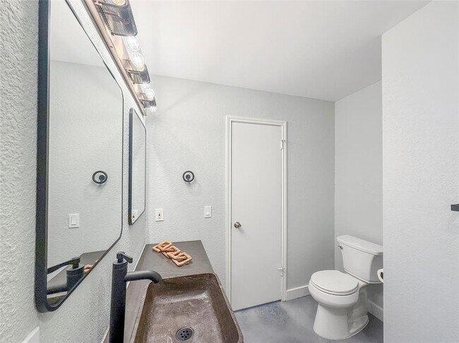 Building Photo - 14527 Donald Dr