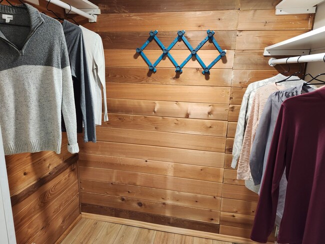 Building Photo - Large 4 BR, 2 Bath Country Home and Workshop