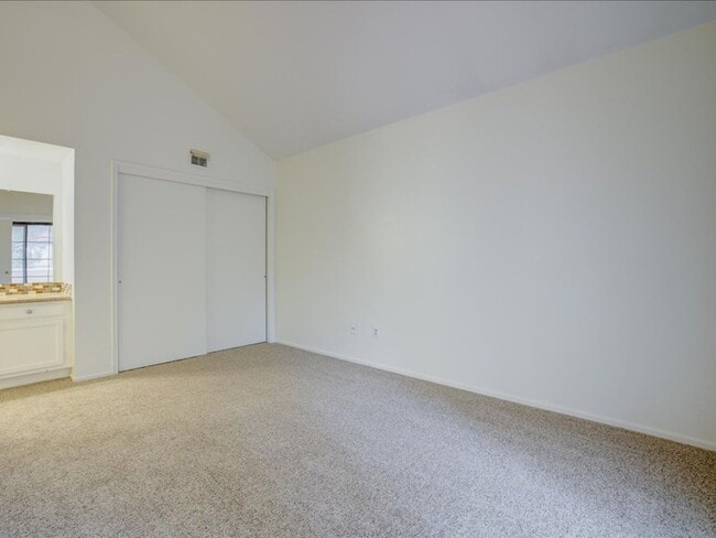 Building Photo - 2 Bedroom, 2 Bath