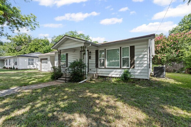 Building Photo - Charming in Cleburne!