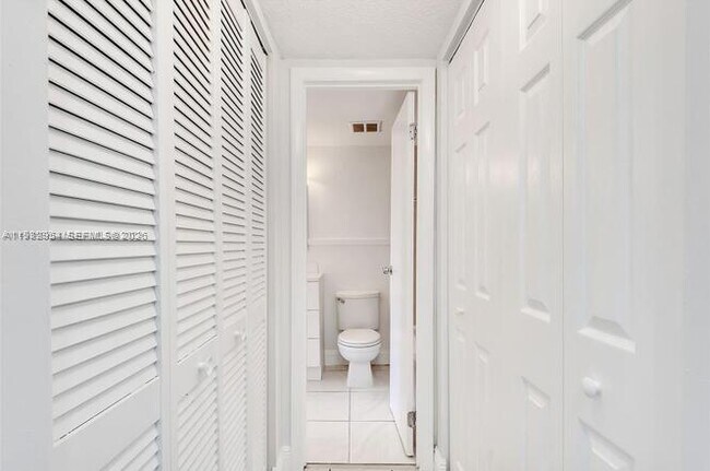 Building Photo - 16465 NE 22nd Ave