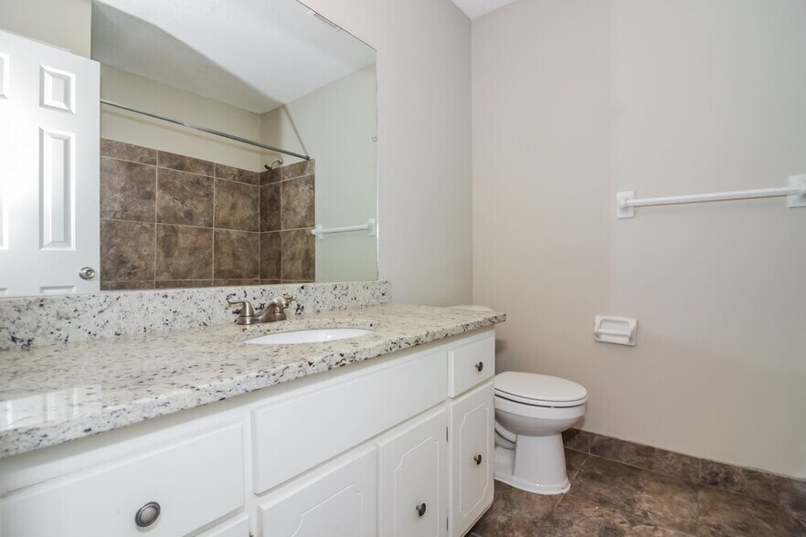 Building Photo - 4102 Royalcrest Dr