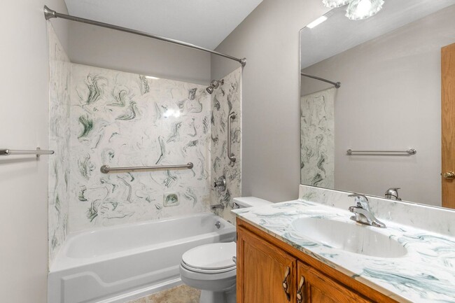 Building Photo - All brick home in Glendale schools!