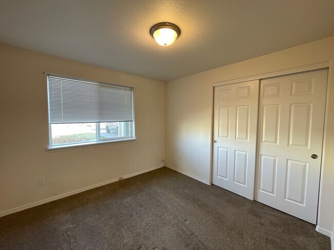 Building Photo - 822 SE Maui Ln