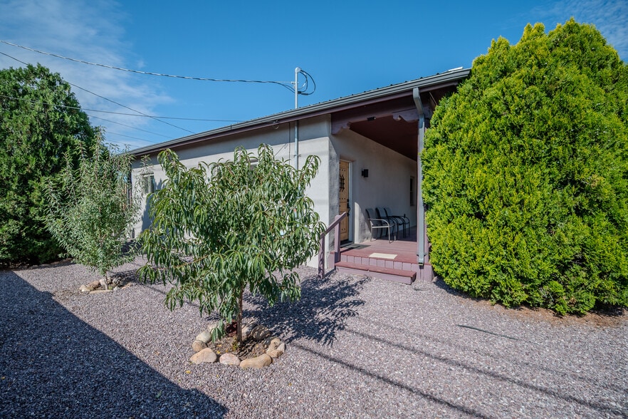 Building Photo - 1417 Agua Fria St