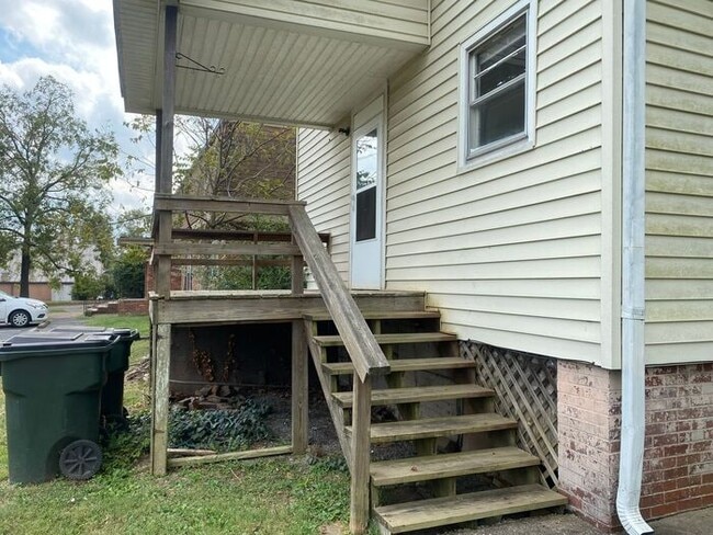 Building Photo - For Rent - Renovated One Bedroom Unit in G...